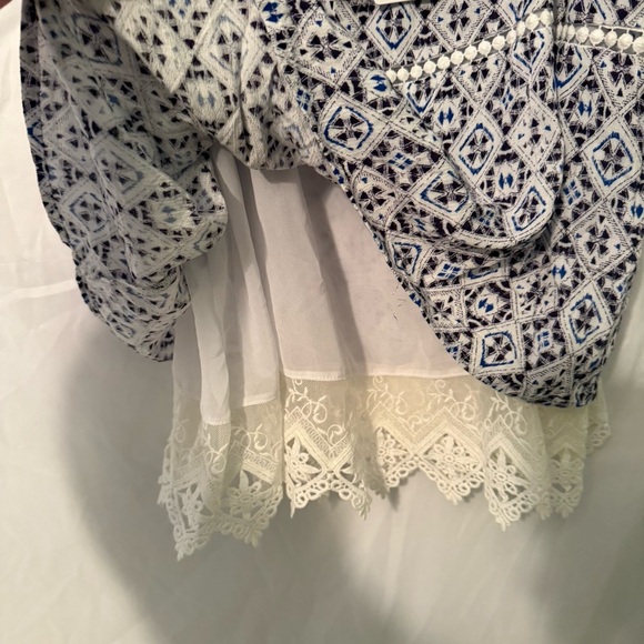 Skies Are Blue Stitch Fix Geometric Print Blouse with Lace Hem new with tags - Picture 4 of 8